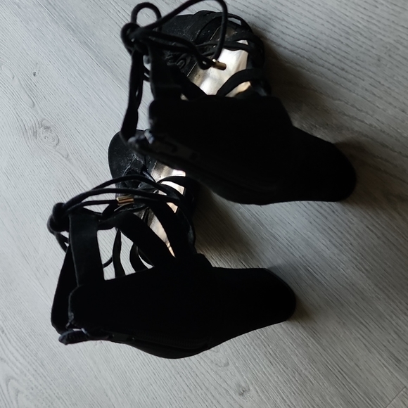 MADDEN GIRL SIZE 8 1/2 BLACK SHOE. LIGHTLY WORN. FRONT TIE SHOE WITH BACK ZIP UP - Picture 3 of 3